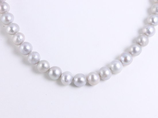 Collier en perles d'eau douce grises naturelles et fermoir en argent - 51 cm / ø 6 mm.