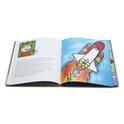 Open boek met illustraties van een astronaut die een computer bedient en een raketlancering in de ruimte.