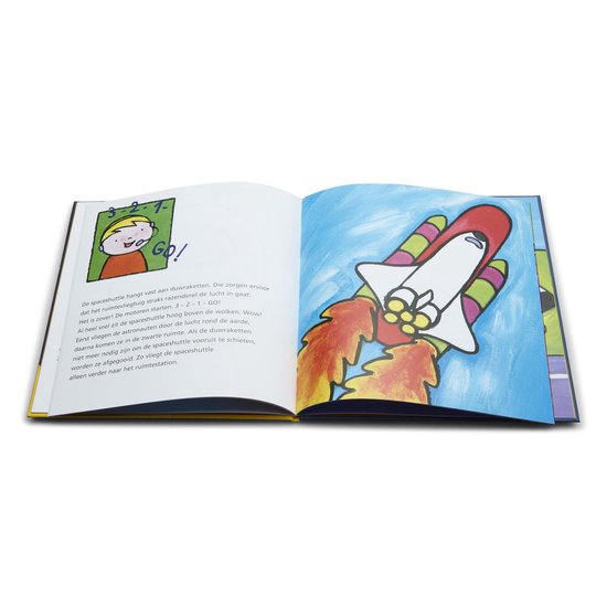 Open boek met illustraties van een astronaut die een computer bedient en een raketlancering in de ruimte.