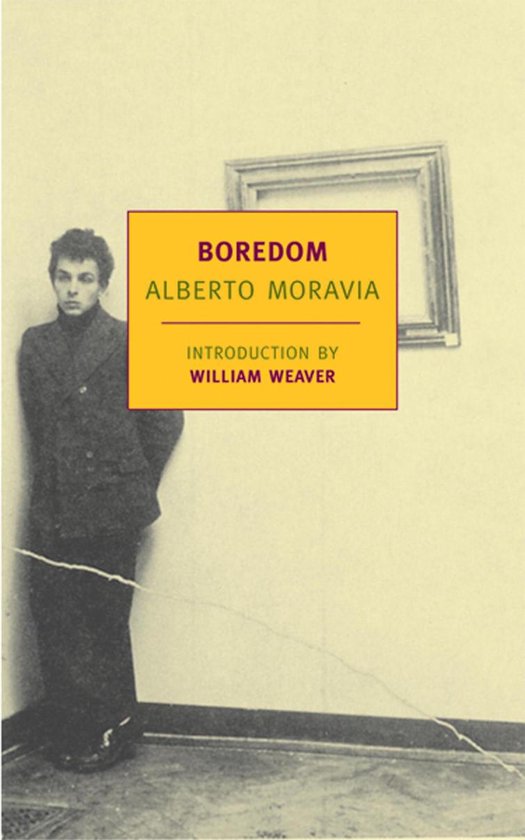 Een zwart-wit foto van een man in een donker pak, staand in de hoek van een kamer. De titel 'BOREDOM' en 'ALBERTO MORAVIA' staat in een geel vlak.