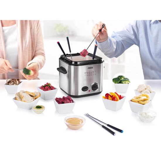Mensen bereiden fondue met rundvlees en groenten rondom een RVS fonduepan.