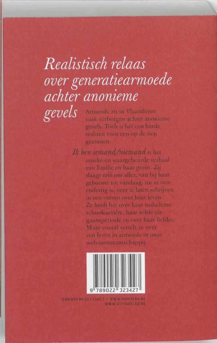 Rode achterkant van een boek met de titel 'Realistisch relaas over generatiearmoede achter anonieme gevels'. Daaronder een beschrijving en een barcode. De titel en beschrijving zijn in witte letters.