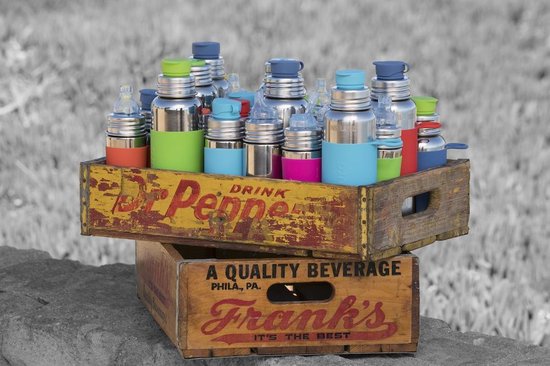 Kist met Pura RVS drinkflessen in diverse kleuren en maten.
