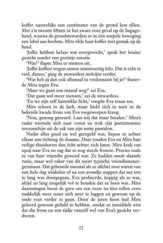 Eva en Mira zitten aan een tafel in een Italiaans restaurant. Eva draagt een witte jurk, Mira een blauwe jurk.