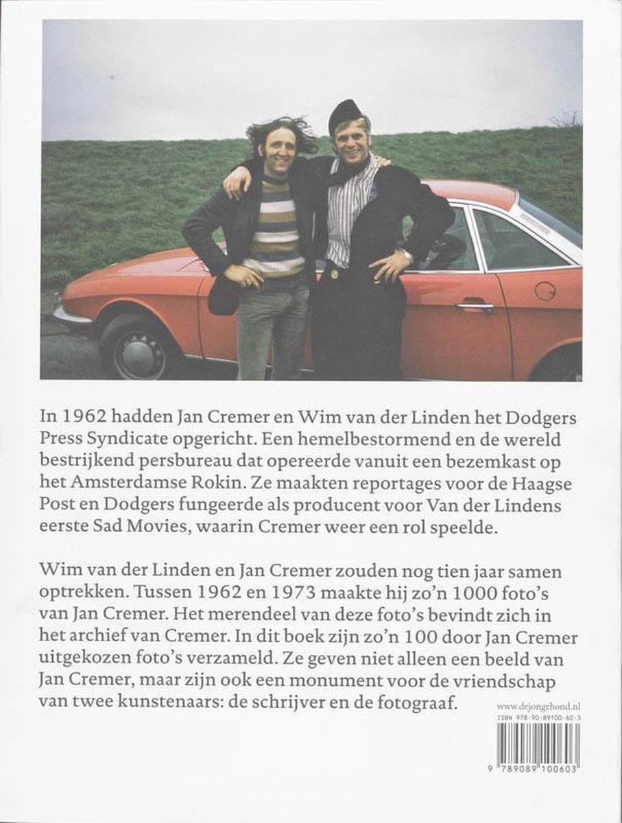 Twee mannen lachen voor een oranje auto, Jan Cremer en Wim van der Linden