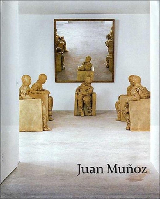 Een boek met de titel 'Juan Muñoz' toont beelden van mensen in een galerij, met een spiegel aan de muur.