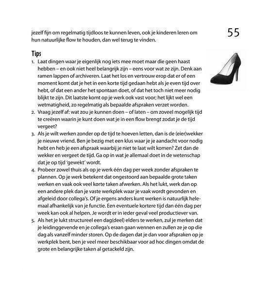 Zwarte pumps met hoge hak, naast een pagina met tekst en tips. Inclusief paginanummer 55.