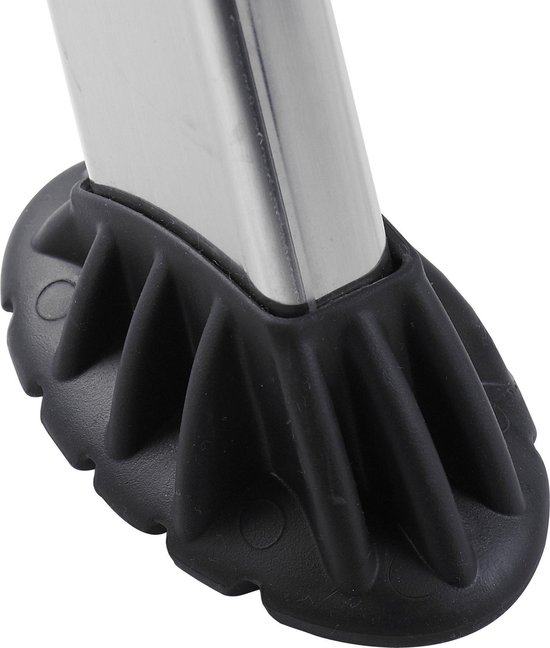 Zwarte rubberen trapvoet met een geribbeld oppervlak, aan de onderkant van een aluminium trap.