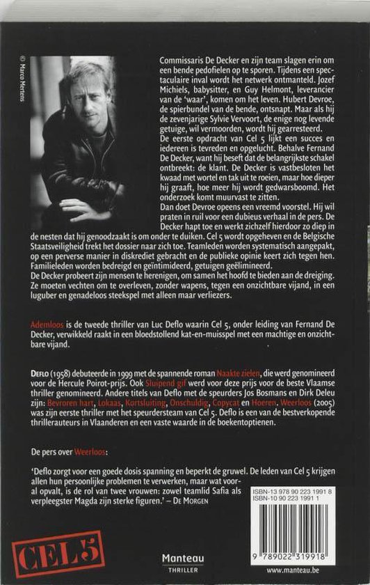 Zwart-wit foto van een man, De Decker, kijkend naar de camera, met tekst over hem. ISBN en website onderaan.