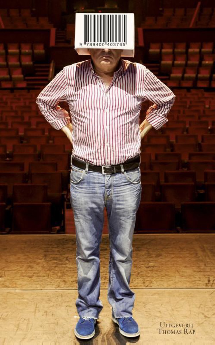 Man met gestreepte blouse en spijkerbroek staat op podium. Een doos met een barcode als hoofd.