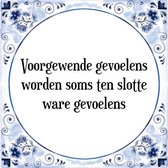 Tegeltje met Spreuk (Tegeltjeswijsheid): Voorgewende gevoelens worden soms ten slotte ware gevoelens + Kado verpakking & Plakhanger