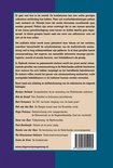 Achterkant van een boek met tekst. Titel: 'Rijdende treinen en gepasseerde stations'.