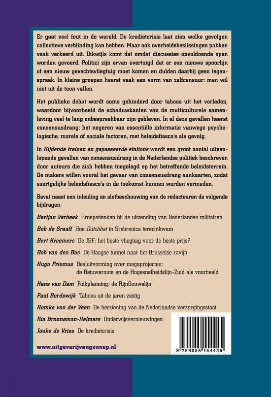 Achterkant van een boek met tekst. Titel: 'Rijdende treinen en gepasseerde stations'.