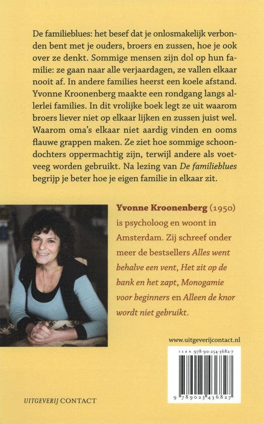 Vrouw met zwarte krullen en blauwe top zit op een bank. Tekst over Yvonne Kroonenberg.