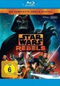Blu-ray hoes van Star Wars Rebels, seizoen 2. Darth Vader staat achter de personages. Met de tekst 'Die Komplette Zweite Staffel'.