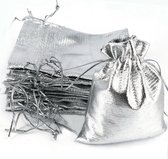 Luxe cadeau kado zakje stof zilver 9x12cm