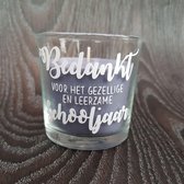 Grijze/paarse geur kaars (bramen) met de tekst: "Bedankt voor het gezellige en leerzame schooljaar"