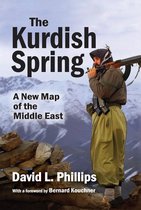 Boekomslag 'The Kurdish Spring: A New Map of the Middle East' door David L. Phillips. Een man met een geweer staat voor een berglandschap.