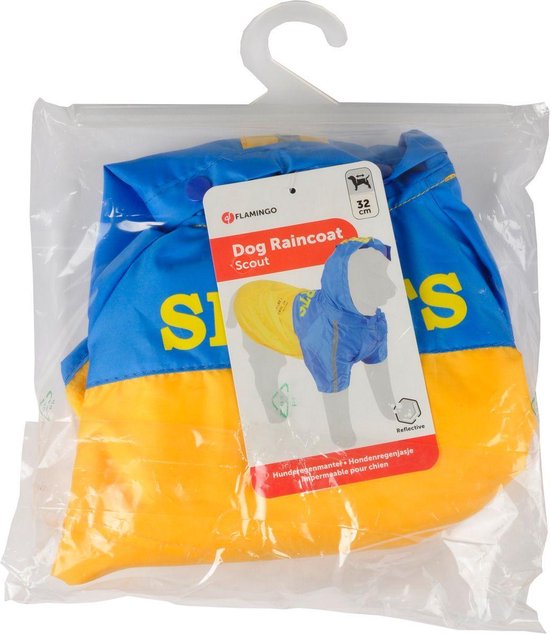 Gevouwen blauw-gele hondenregenjas in plastic verpakking met label. 'Dog Raincoat Scout 32 cm'.