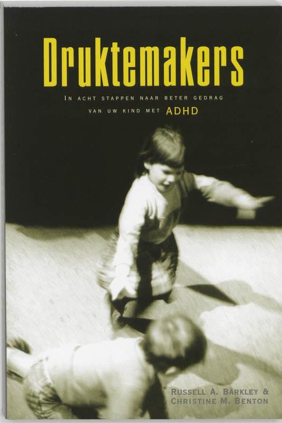 Boekkaft met de titel 'Druktemakers'. Een zwart-witfoto van twee kinderen, één staand en één kruipend.