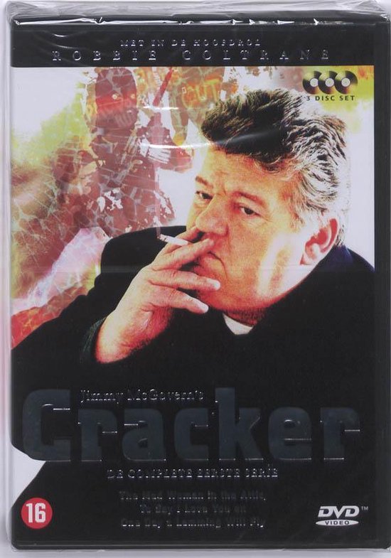 Robbie Coltrane rookt een sigaret in close-up, met abstracte beelden op de achtergrond.