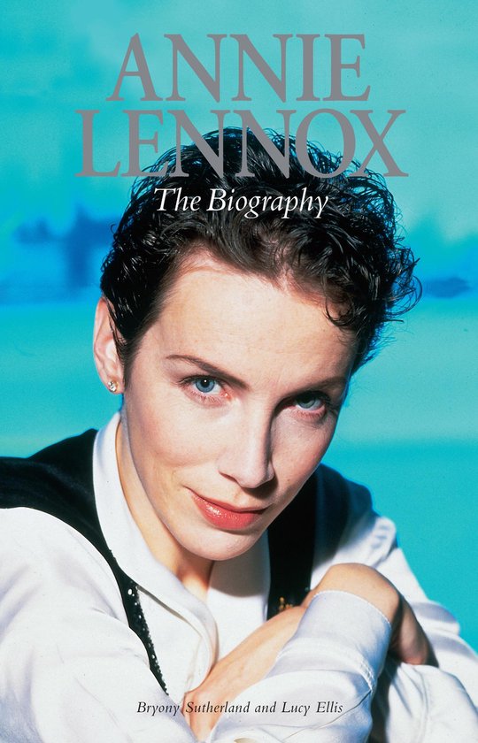 Boekcover Annie Lennox: The Biography met een portret van Annie Lennox in close-up, met een blauwe achtergrond.