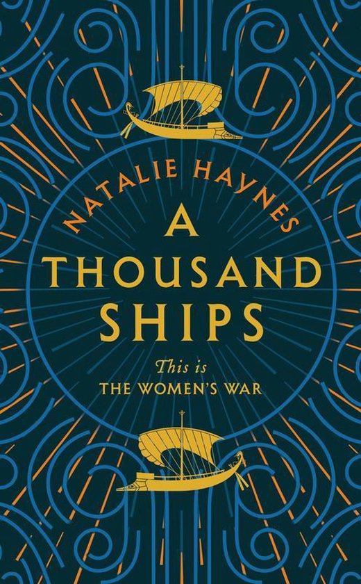 Couverture du livre 'A Thousand Ships' de Natalie Haynes, avec deux navires anciens et des motifs géométriques dorés et bleus.