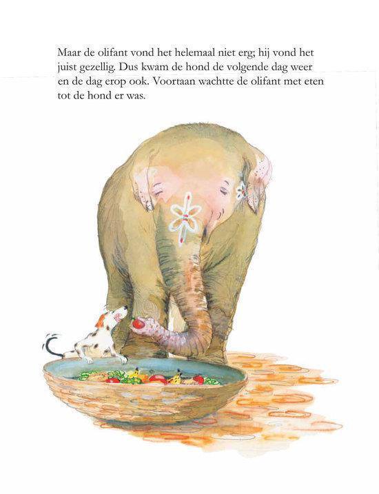 Een hondje met witte en bruine vlekken kijkt naar een olifant met bloemenversiering op zijn rug.
