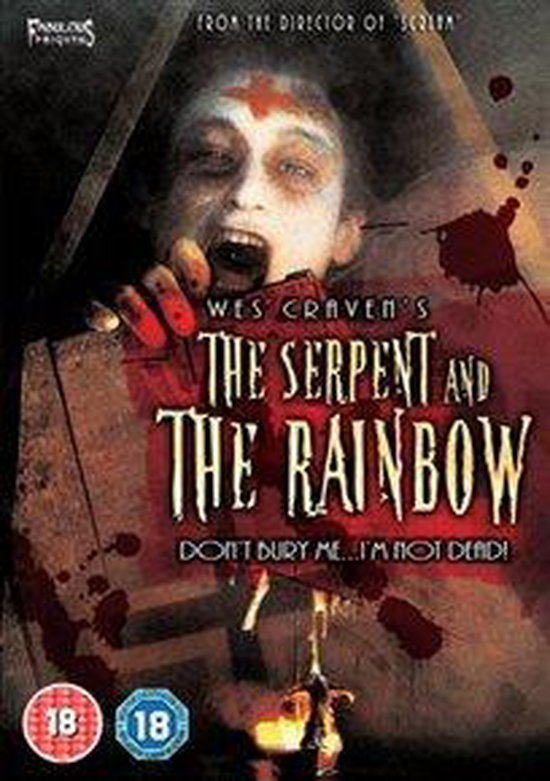 De voorkant van de dvd van Wes Cravens 'The Serpent and the Rainbow' toont een angstaanjagend gezicht met rode vlekken en de tekst 'Don't bury me... I'm not dead!'