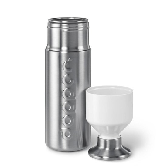 Dopper en acier inoxydable avec gobelet blanc, sur fond blanc.