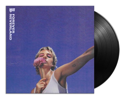 Lila albumhoes met de tekst 'FOREVER NEVERLAND' en een vrouw die een roze bloem vasthoudt, naast een vinylplaat.