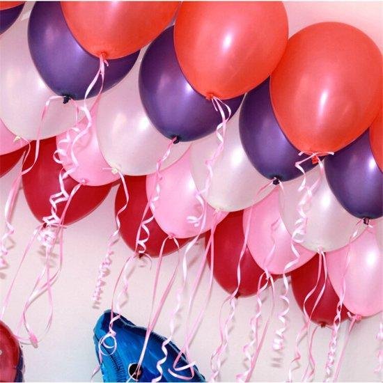 Veel ballonnen in verschillende kleuren (rood, roze, paars, wit) met linten.