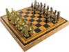 Afbeelding van het spelletje Luxe schaakset - Romeinen en barbaren stukken klassiek goud zilver met opbergbox wereldkaart (+ backgammon)