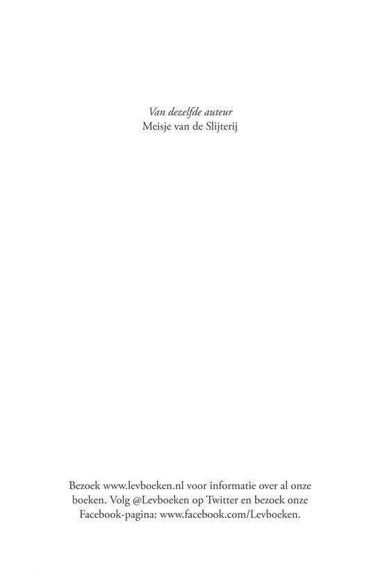 Achterpagina van een boek met website en social media informatie.