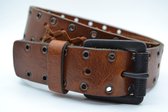 Stoere cognac herenriem van 4cm breed - de riem is uitgewerkt met ringen en kruislings vlechtwerk en een gave zwarte gesp - mt.85