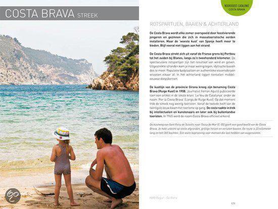 Man en kind op het strand met uitzicht op de rotsachtige kustlijn van Costa Brava.