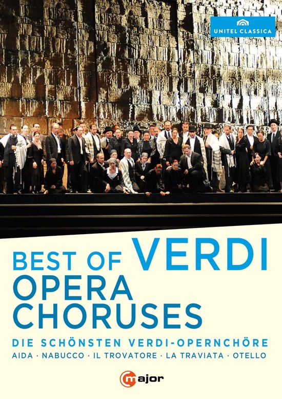 Best of Verdi Opera Choruses met een koor in formele kleding op een podium met een stenen achtergrond.