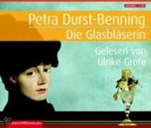 Boekcover 'Die Glasbläserin' met portret van een vrouw in een zwarte hoed en een glas met bloemen.