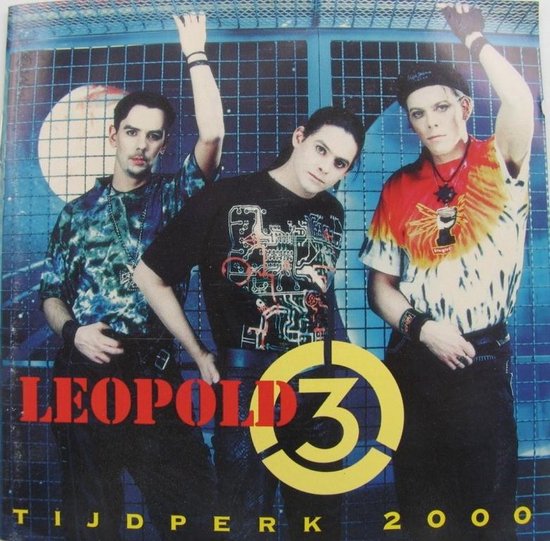 Drie mannen voor een blauw raster hek. Leopold 3 en Tijdperk 2000 logo's.