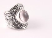 Zware bewerkte zilveren ring met rozenkwarts - maat 17