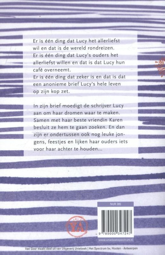 Achterkant van een boek met blauwe en witte strepen en tekst over het verhaal.