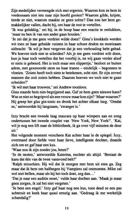 Een vrouw met lang bruin haar, lachend, in een gebreide trui.