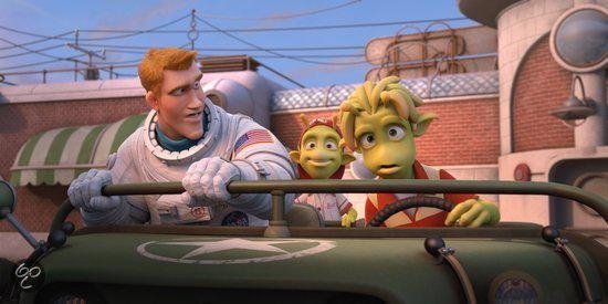 Een astronaut in een wit ruimtepak zit naast een groen buitenaards wezen in een jeep. De astronaut kijkt naar links, het buitenaardse wezen is verbaasd.