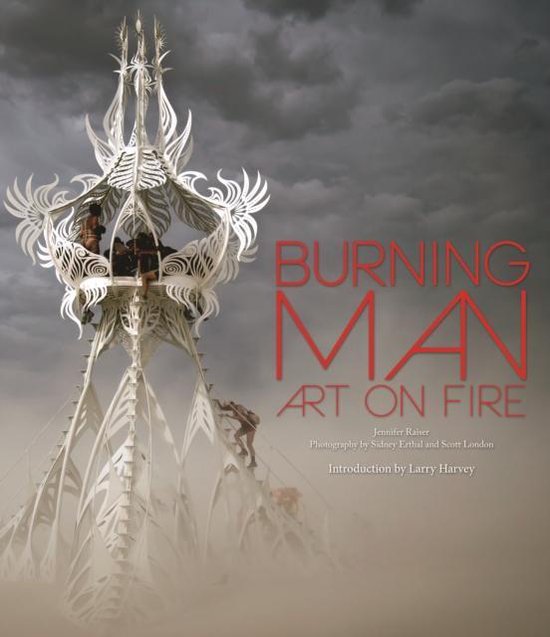 Boek 'Burning Man Art on Fire' met een spectaculaire, witte kunstinstallatie op de voorgrond.