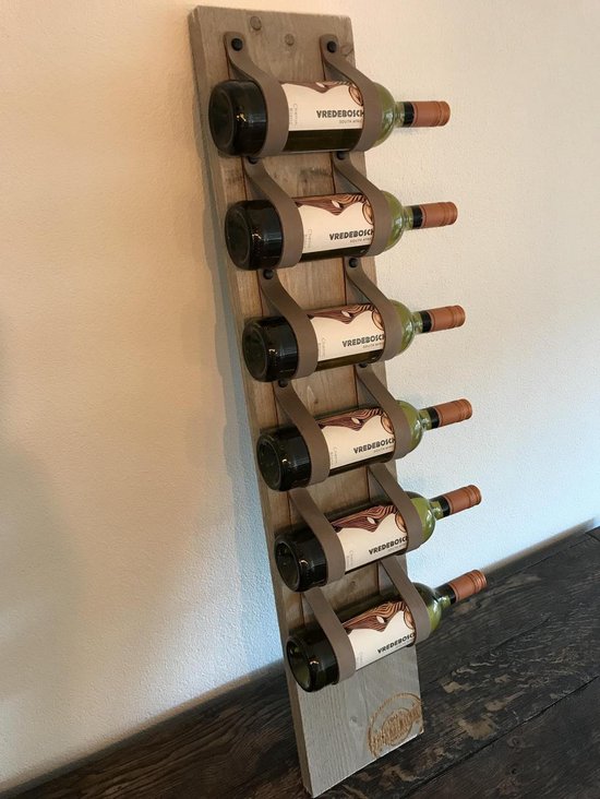Houten wijnrek staand met 6 groene wijnflessen, vastgehouden door taupe leren banden.