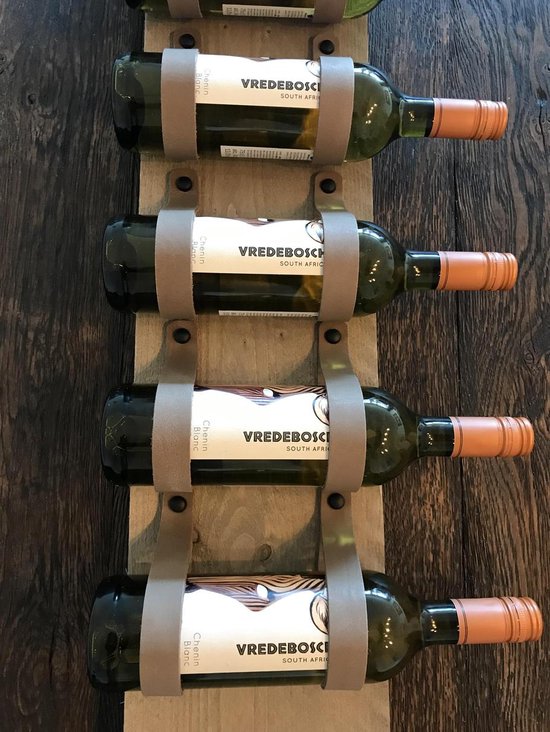 Gedetailleerde weergave van houten wijnrek met 4 groene wijnflessen, vastgehouden door taupe leren banden.