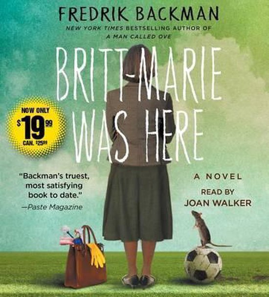 Couverture du livre 'Britt-Marie Was Here' avec une femme portant un manteau et une jupe, un panier de nettoyage et un ballon de foot avec une souris.