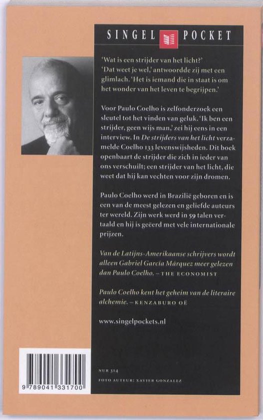 Achterkant van het boek 'De Strijders Van Het Licht' met een foto van Paulo Coelho en tekst.