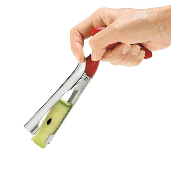 Rode appelboor met zilveren steel, waarin een stuk appel met klokhuis is verwijderd.