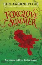 Boekcover met rode bebloede vlek en kaart, titel Foxglove Summer van Ben Aaronovitch.